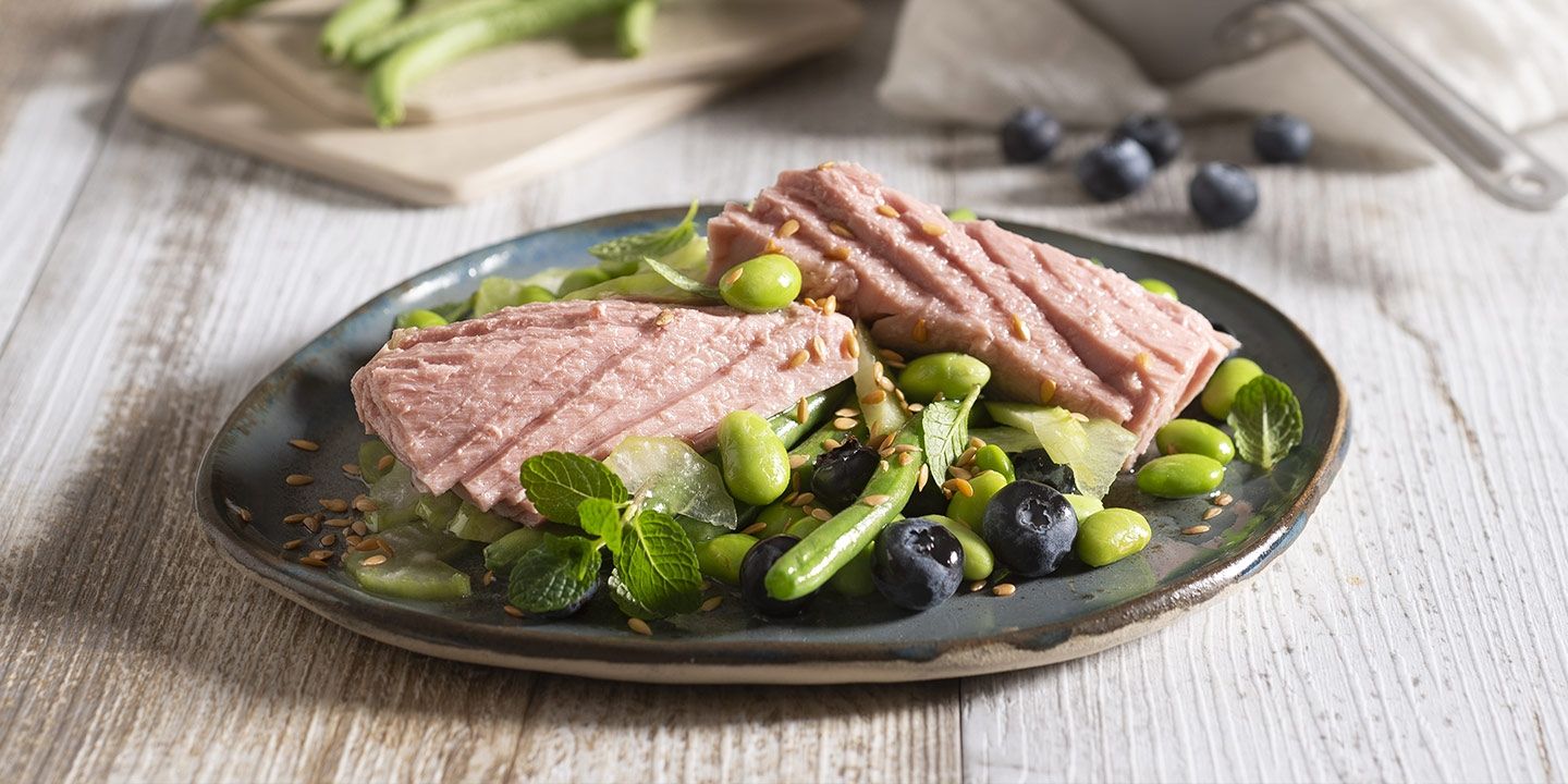 Filetti di Tonno al naturale con fagiolini, edamame, sedano e mirtilli