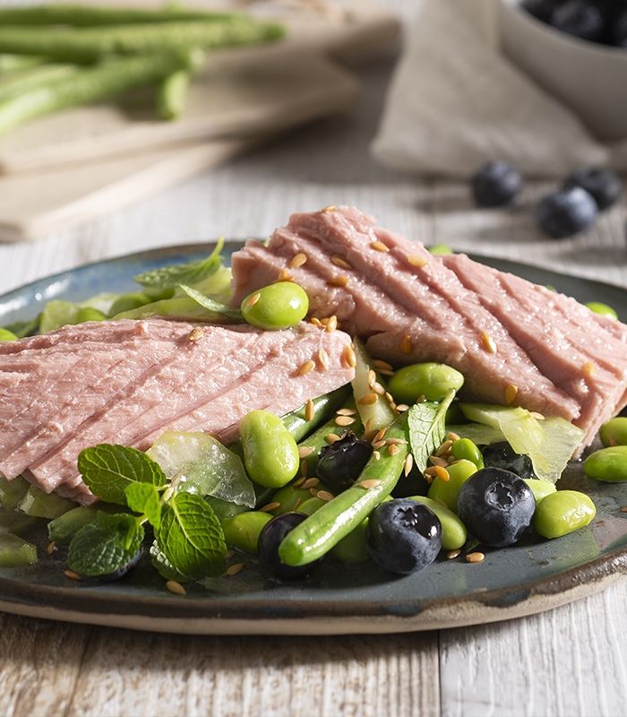 Filetti di Tonno al naturale con fagiolini, edamame, sedano e mirtilli