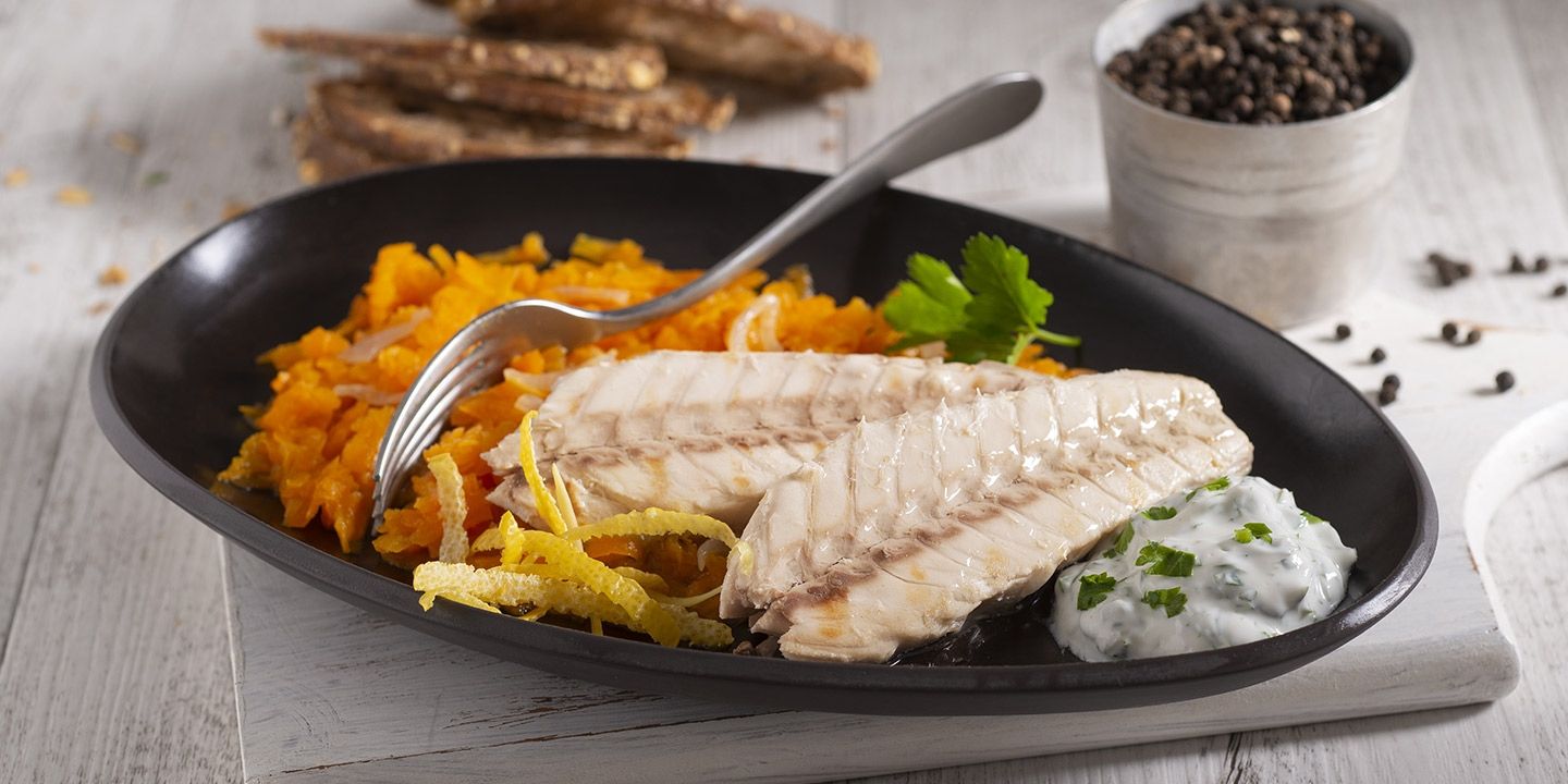 Filetti di sgombro con carote allo zenzero e scorzette di limone