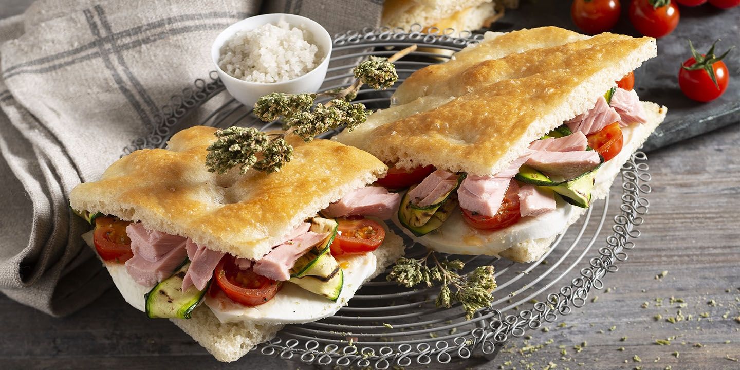 Focaccia farcita con tonno, pomodorini rosolati e zucchine alla griglia