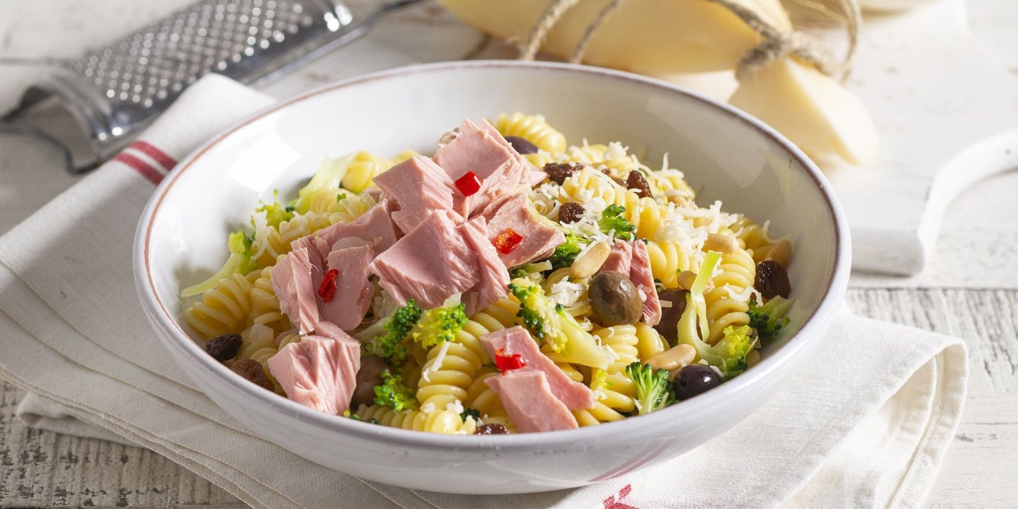Fusilli con tonno, broccoli, provolone e olive