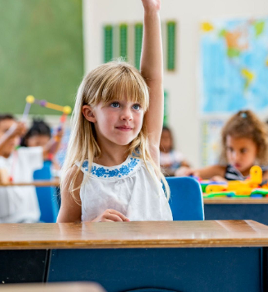 bambina che alza la mano in classe