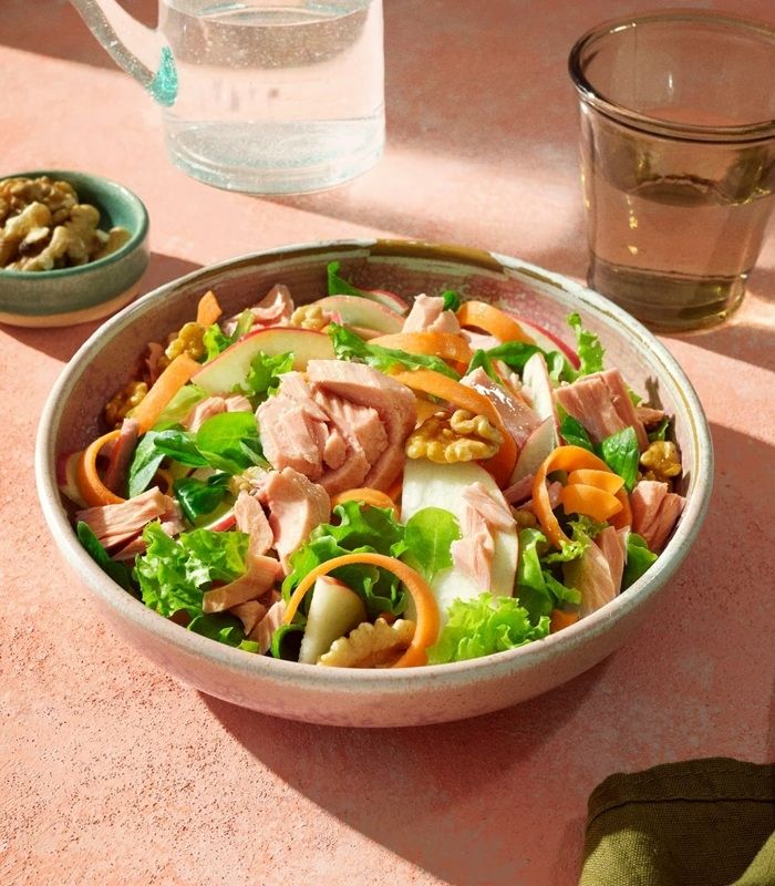 Insalata verde con tonno, mela rossa, carote e noci