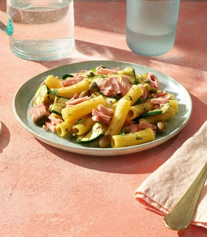 Pasta con tonno, zucchine e olive
