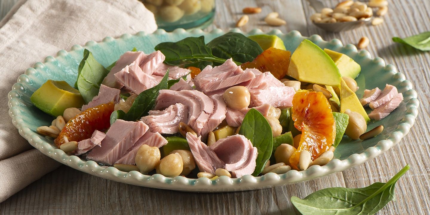 Insalata con tonno, ceci, avocado e arance