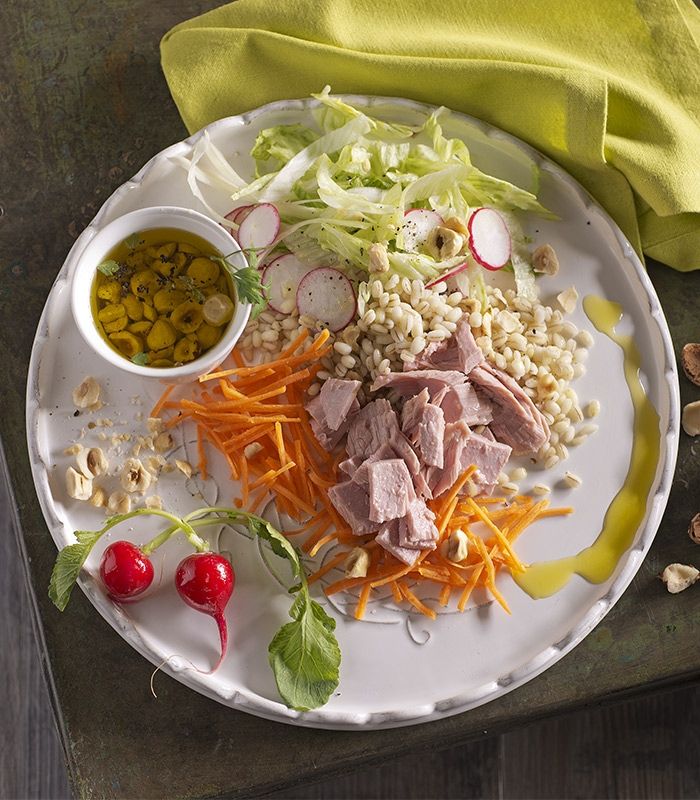 Insalata di orzo con tonno, rapanelli e nocciole