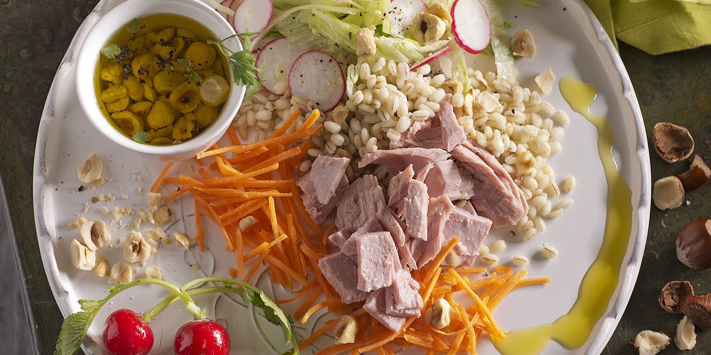 Insalata di orzo con tonno, rapanelli e nocciole
