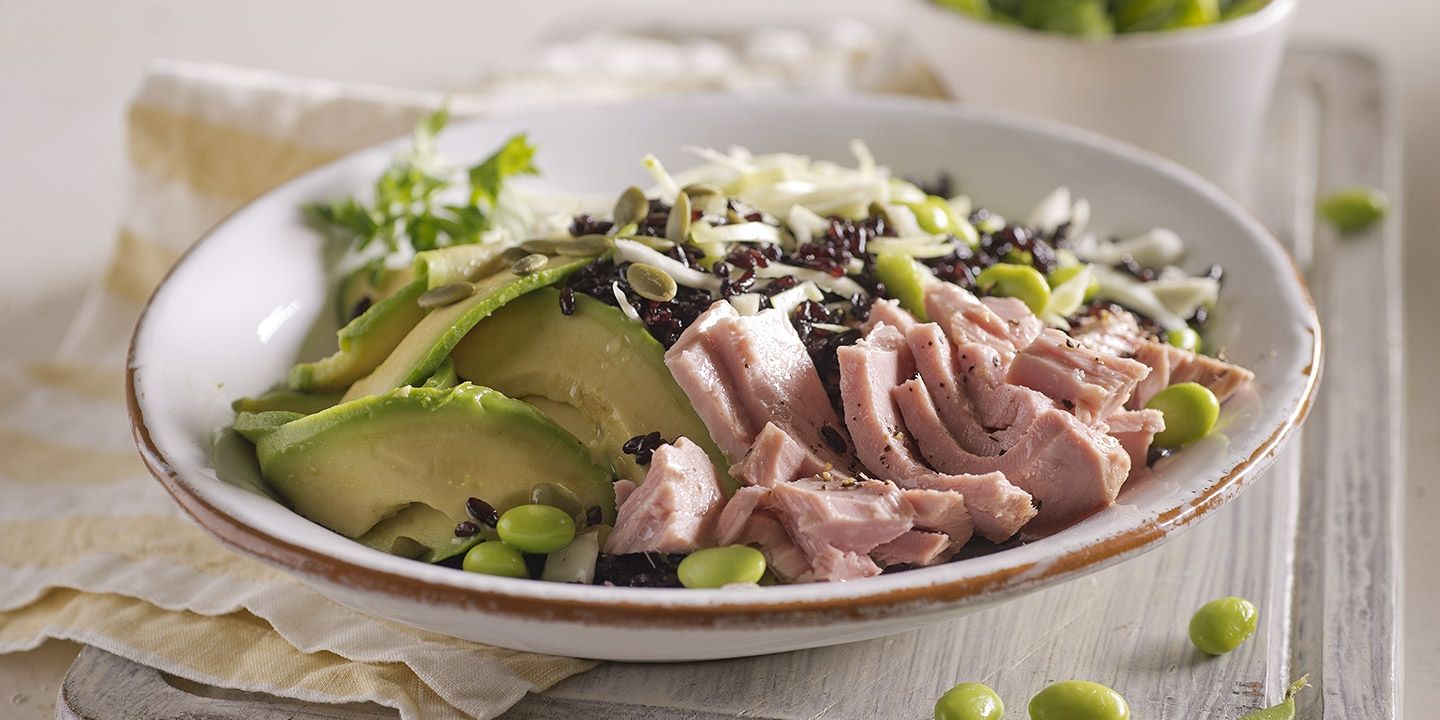Insalata di riso venere con tonno e avocado