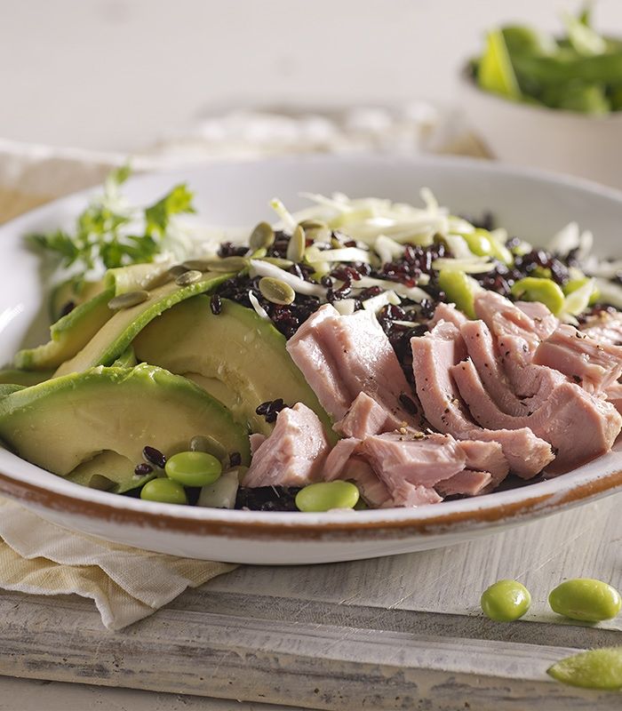 Insalata di riso venere con tonno e avocado