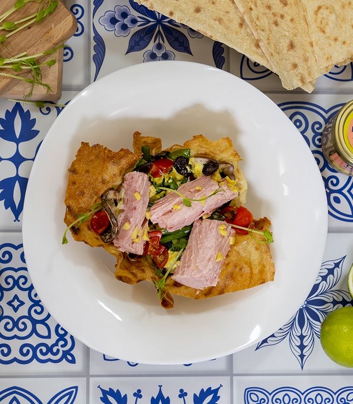Insalata estiva con Filettini di Tonno Rio Mare con lime e zenzero in cialda di pane