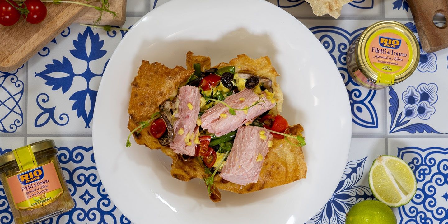 Insalata estiva con Filettini di Tonno Rio Mare con lime e zenzero in cialda di pane