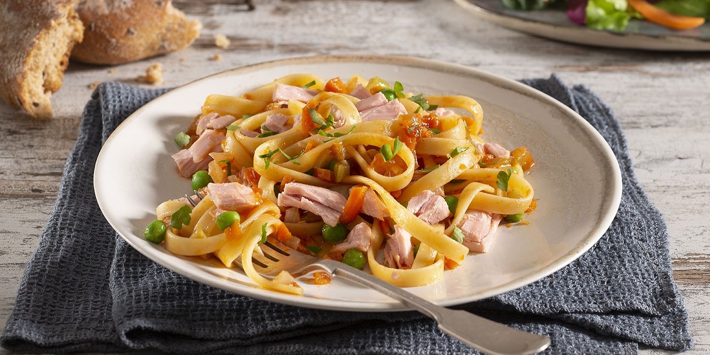 Linguine con ragù di tonno e piselli