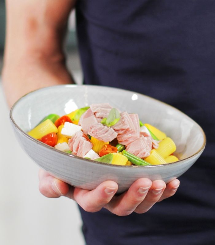 Maccheroni con tonno, pomodorini, feta e basilico