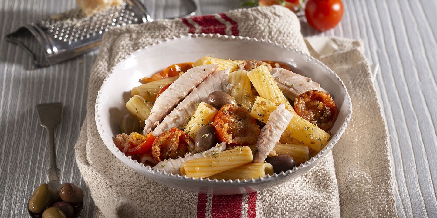 Maccheroni con olive, sgombro e pomodorini gratinati