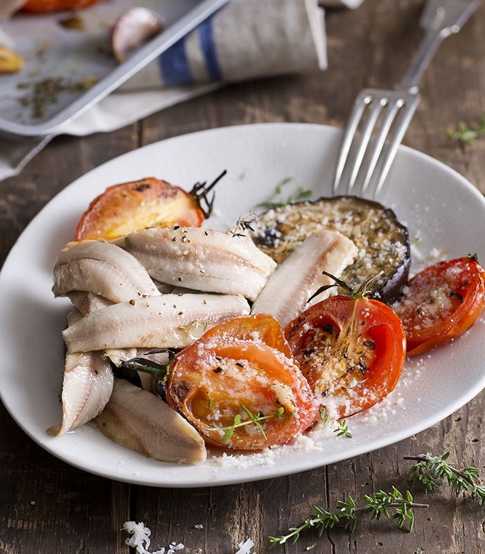 Melanzane e pomodori arrostiti con filetti di sardine