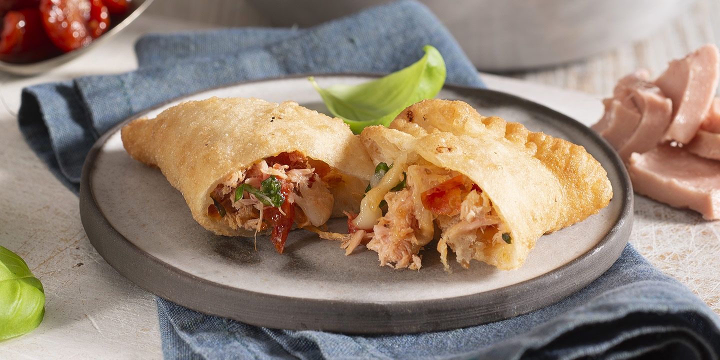 Panzerotti con tonno, scamorza e pomodori secchi