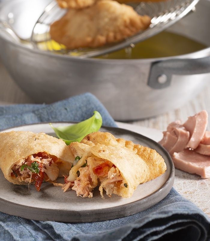 Panzerotti con tonno, scamorza e pomodori secchi