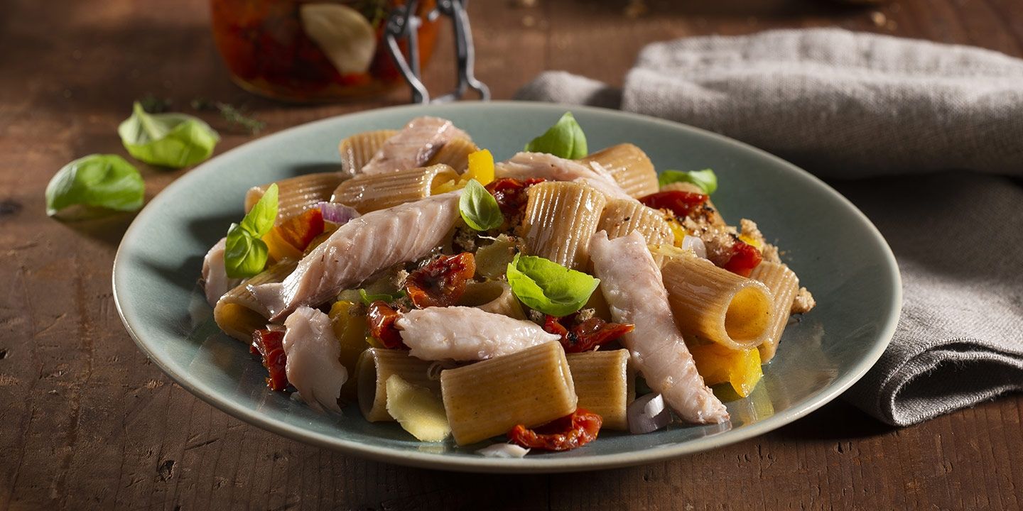 Pasta con sgombro, peperoni e zenzero