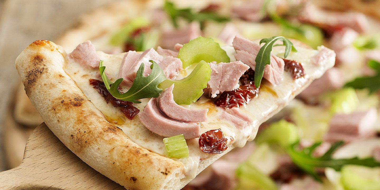 Pizza con Tonno, pomodori secchi, sedano e rucola
