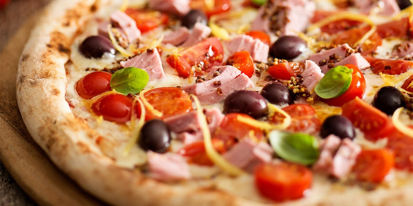 Pizza con Tonno, pomodorini, olive e scorza di limone