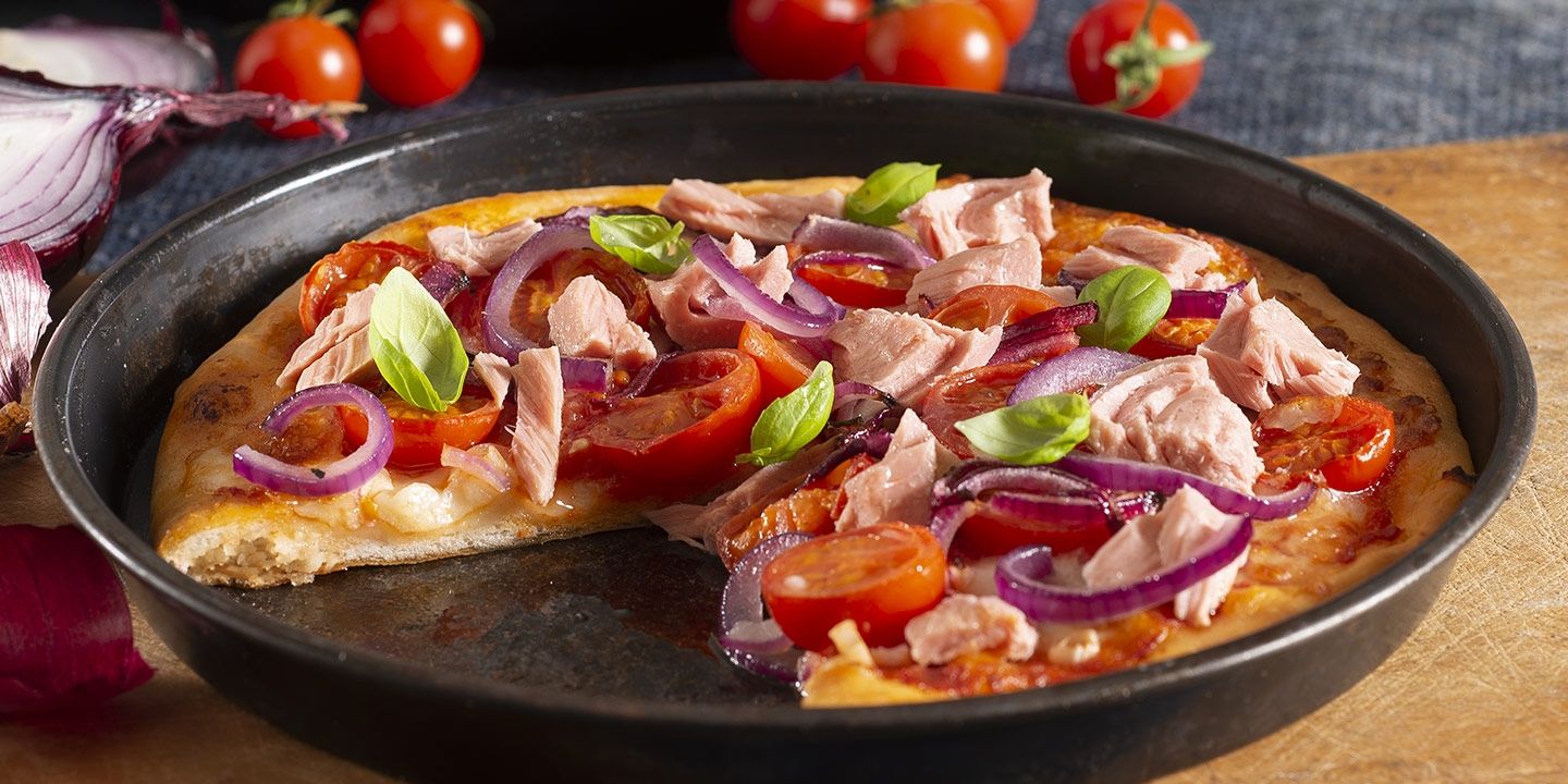 Pizza con tonno, cipolla rossa e pomodorini