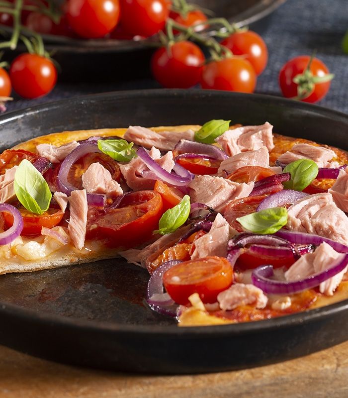 Pizza con tonno, cipolla rossa e pomodorini