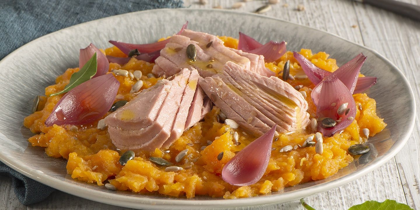 Purea di carote con filettini all’olio, cipolle glassate e semi