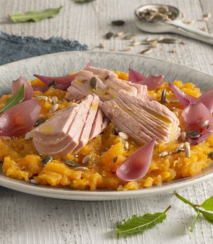 Purea di carote con filettini all’olio, cipolle glassate e semi