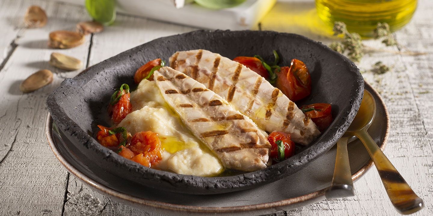 Purea di fave con filetti di sgombro grigliati e pomodorini spadellati