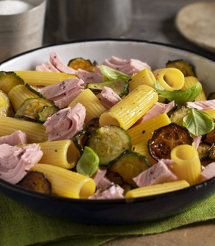 Rigatoni con tonno, zucchine e basilico