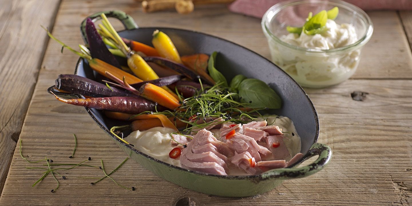 Tonno al peperoncino con carote bicolore e stracciatella