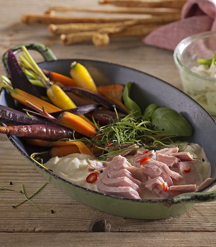 Tonno al peperoncino con carote bicolore e stracciatella