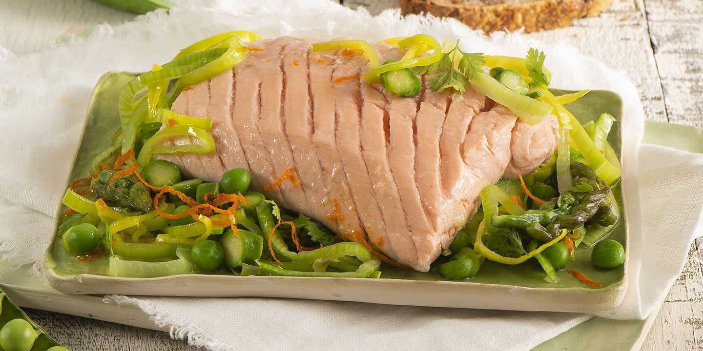 Salmone al vapore con porri, piselli e asparagi