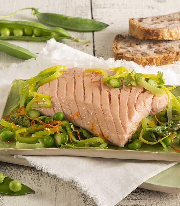 Salmone al vapore con porri, piselli e asparagi