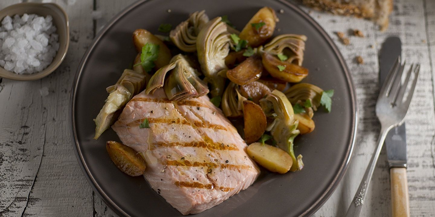 Salmone grigliato con carciofi e patate