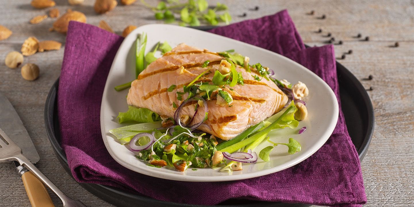 Salmone Grigliato con condimento di cipollotti, mandorle e nocciole