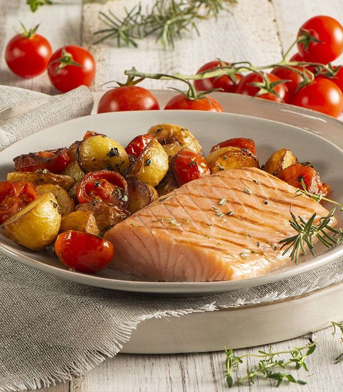 Salmone grigliato con patatine e pomodorini abbrustoliti