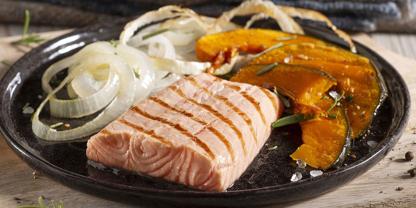 Filetto di salmone grigliato con zucca e cipolle al forno