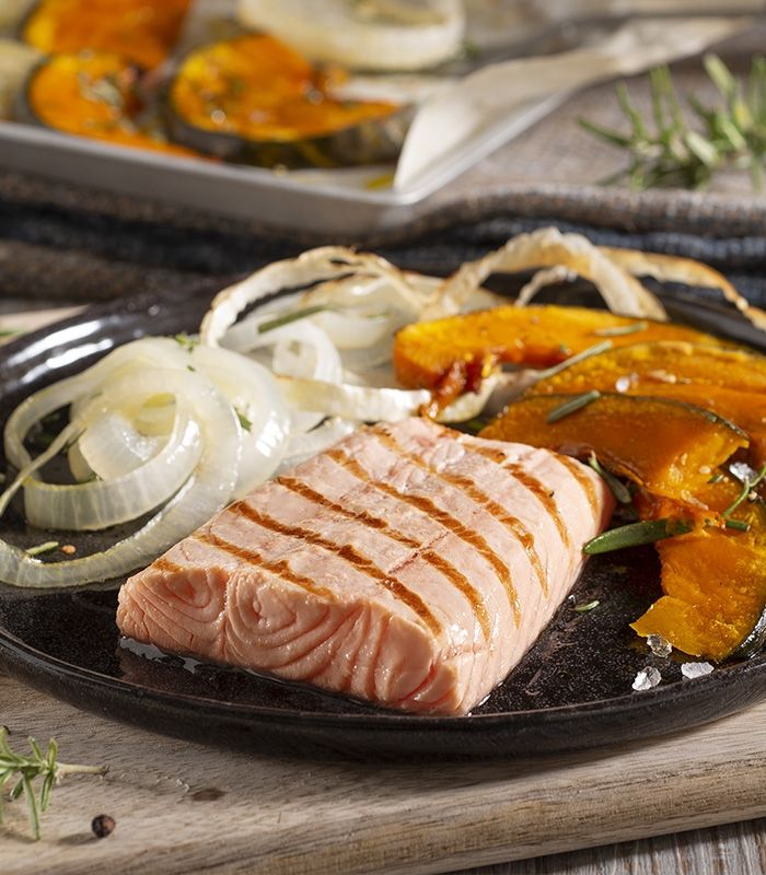 Filetto di salmone grigliato con zucca e cipolle al forno