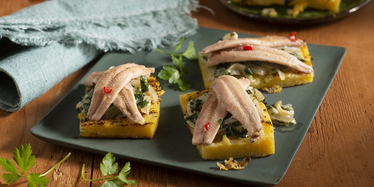 Filetti di sardine al verde con polenta abbrustolita