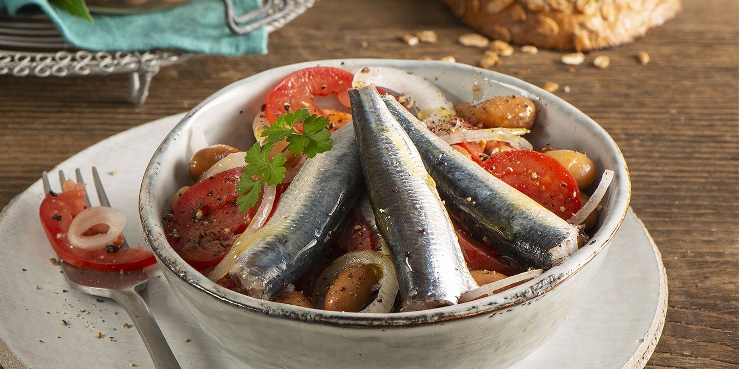 Sardine con insalata di pomodori, fagioli e cipolle marinate