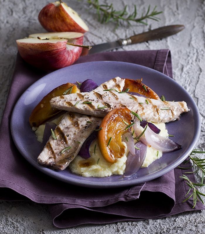 Sgombro grigliato con purè di patate, cipolle rosse e mele caramellate