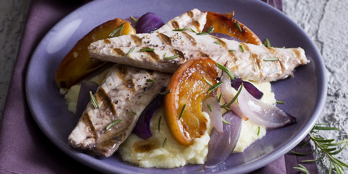 Sgombro grigliato con purè di patate, cipolle rosse e mele caramellate