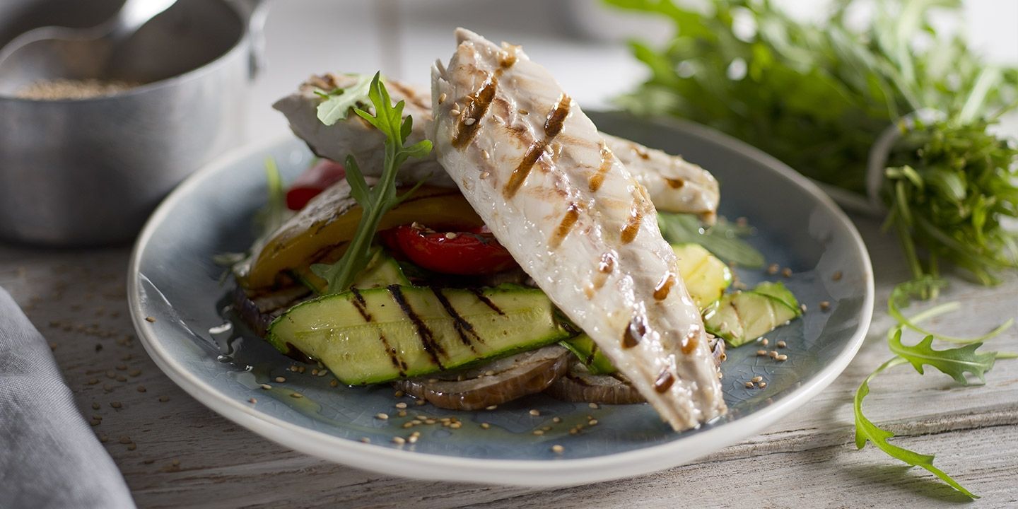 Sgombro grigliato con zucchine, peperoni e rucola