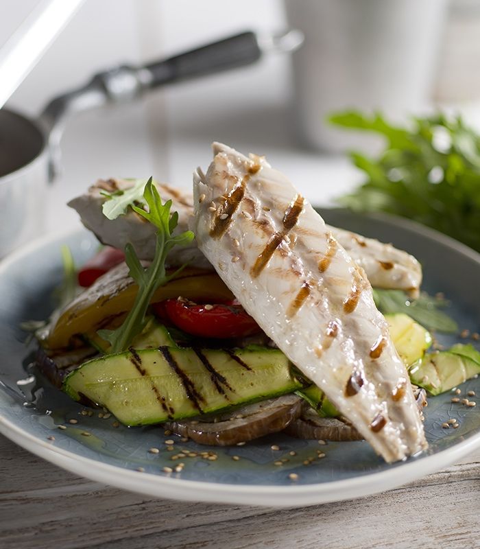 Sgombro grigliato con zucchine, peperoni e rucola