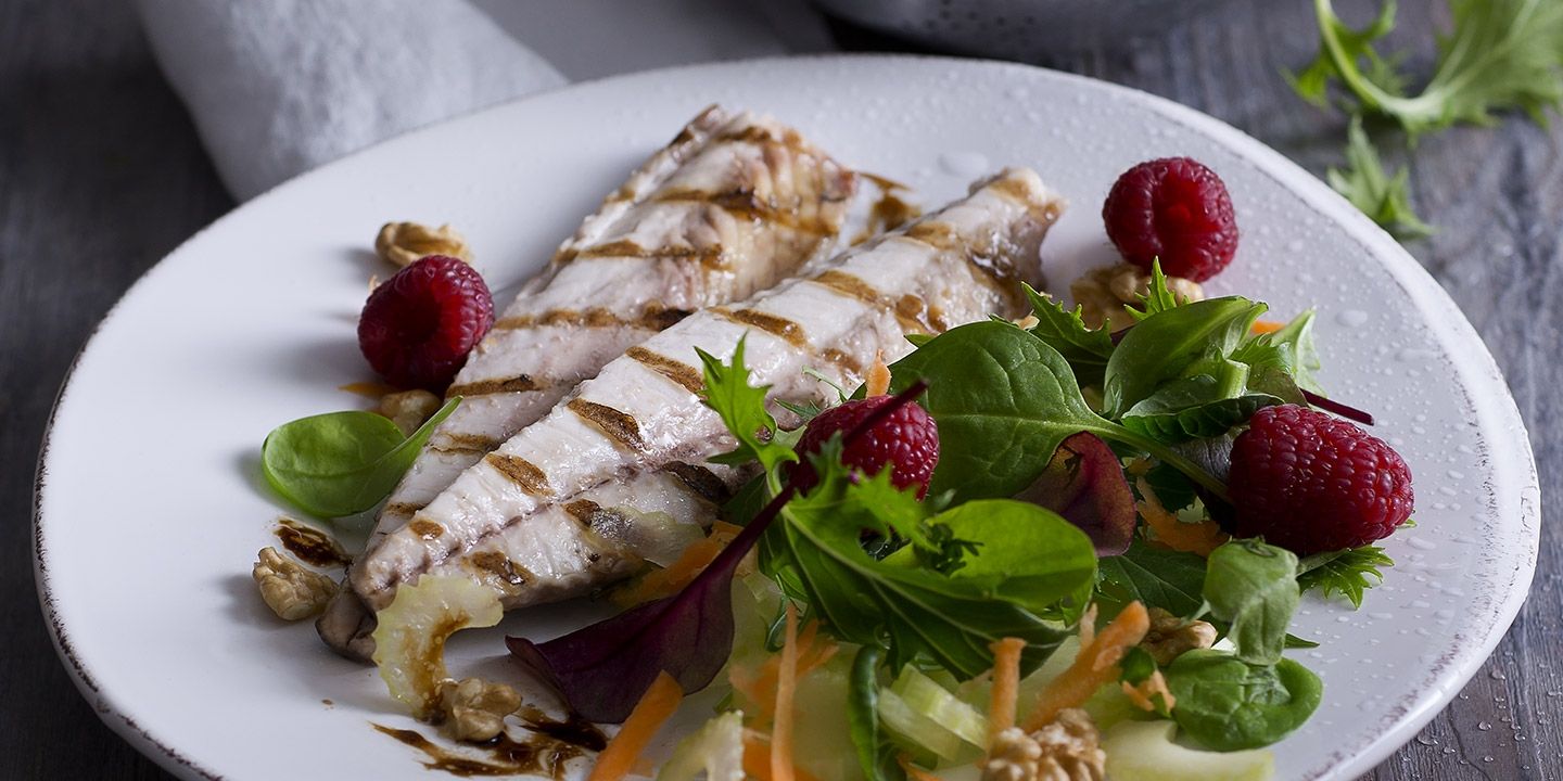 Sgombro grigliato con insalatina ai lamponi e aceto balsamico