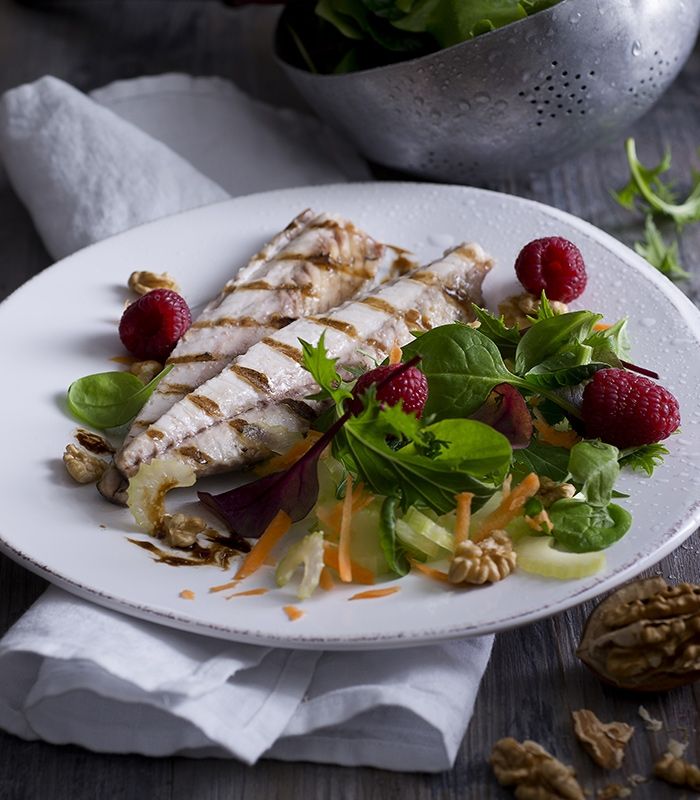 Sgombro grigliato con insalatina ai lamponi e aceto balsamico