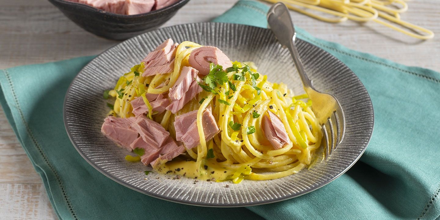 Spaghetti alla carbonara con tonno e porri