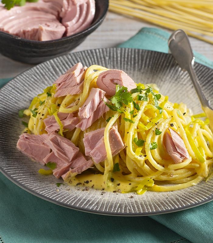 Spaghetti alla carbonara con tonno e porri