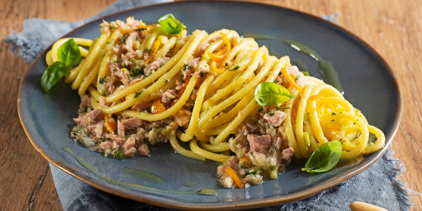 Spaghetti con pesto di Tonno, cavolo e scorza d’arancia